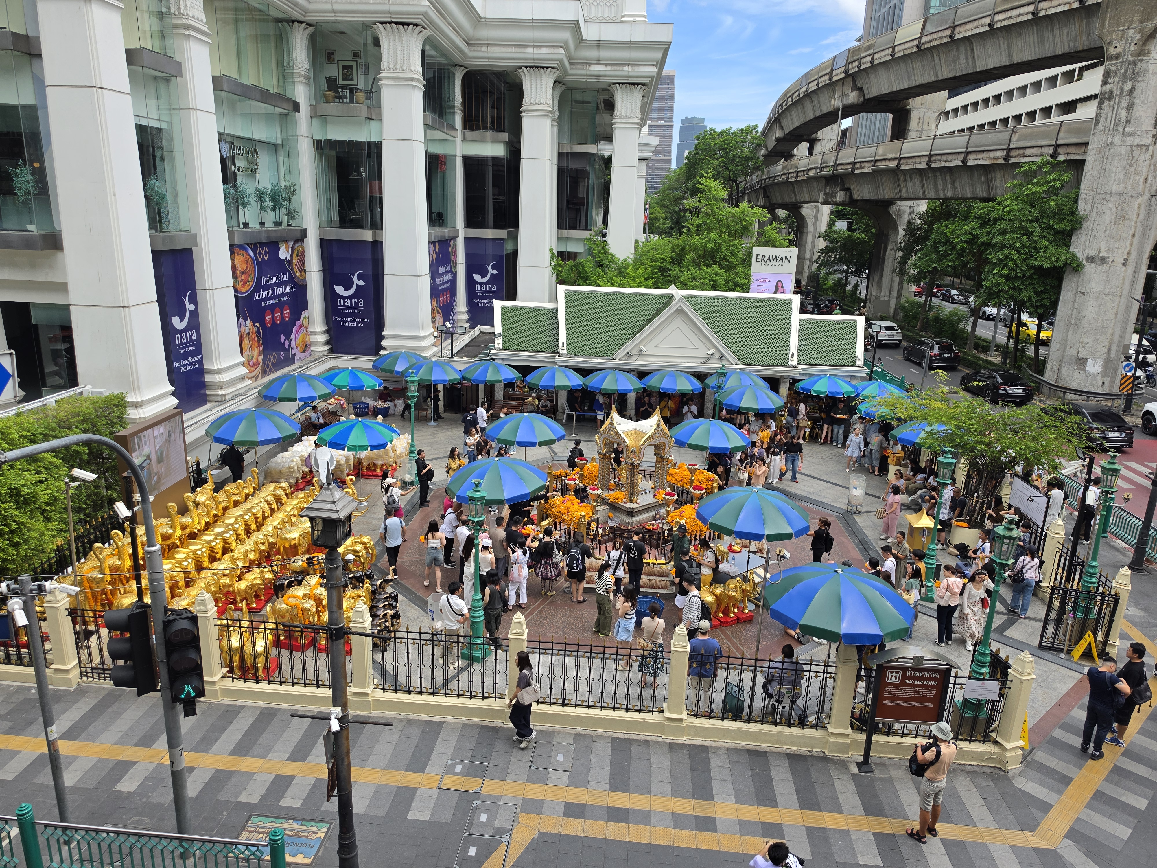 ร้านอาหารและขนมรอบศาลท้าวมหาพรหม